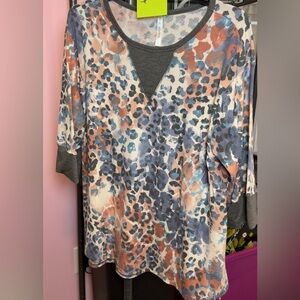 Plus Size Women's Short Sleeve Leopard Print V-Neck Top in Blue, Peach & Gray